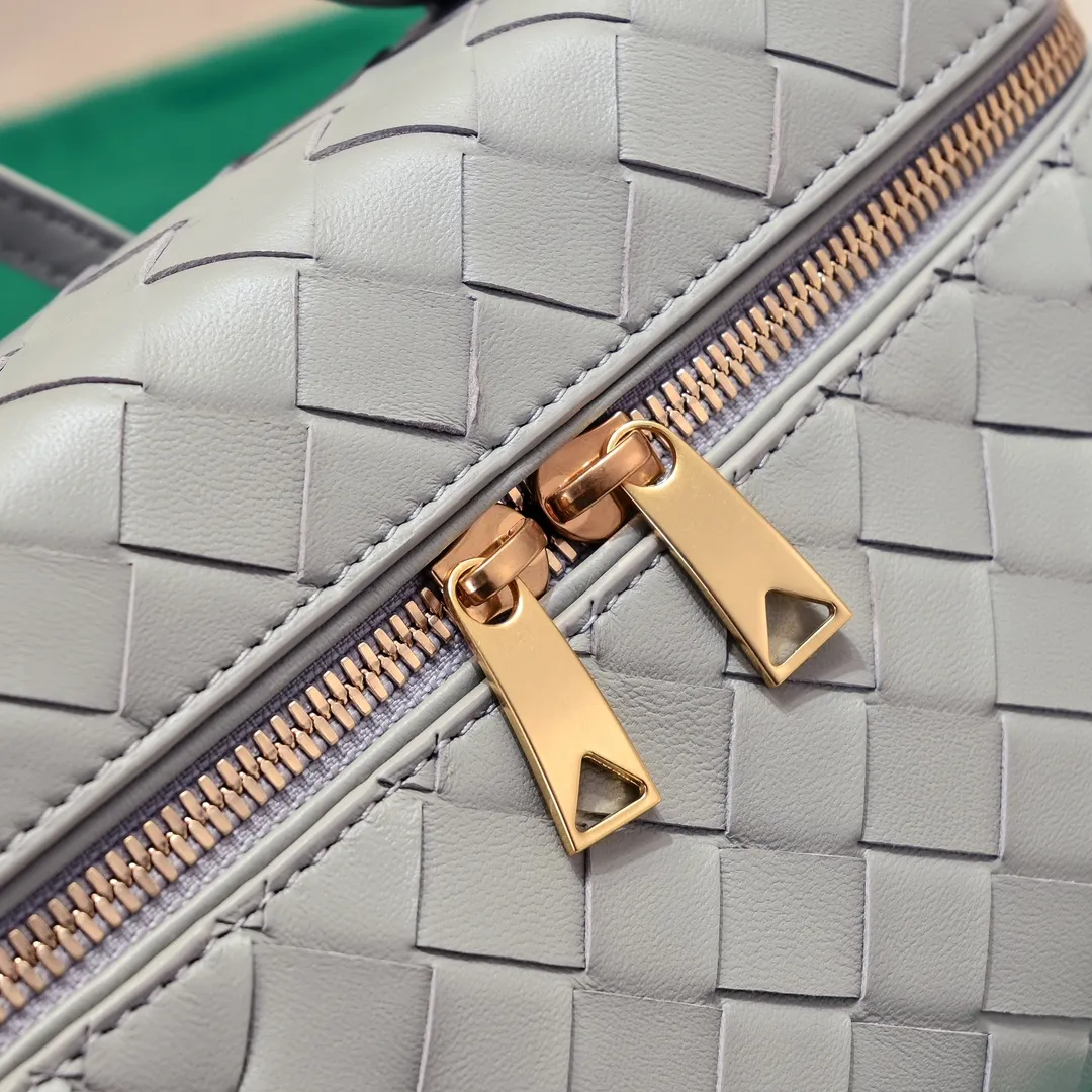 Batch 1360 Bottega Veneta 24 spring and summer woven zipper crossbody bag. A crossbody bag that can be used as a cosmetic bag. The exquisite weaving and compact body are an indispensable accessory for the upcoming summer. The double zipper also better protects the bag. It has a large capacity. If you like it, don’t miss it. Style number: 9109 Size: 22*12.5*5cm
